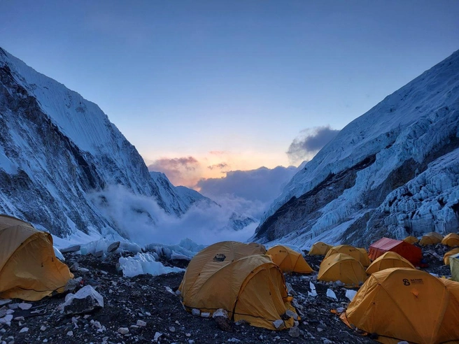 Рассветы во втором лагере | Источник: Belkin online Everest 2022 / Telegram