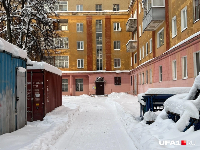 Очень разные балконы в этом доме | Источник: Андрей Бирюков / UFA1.RU