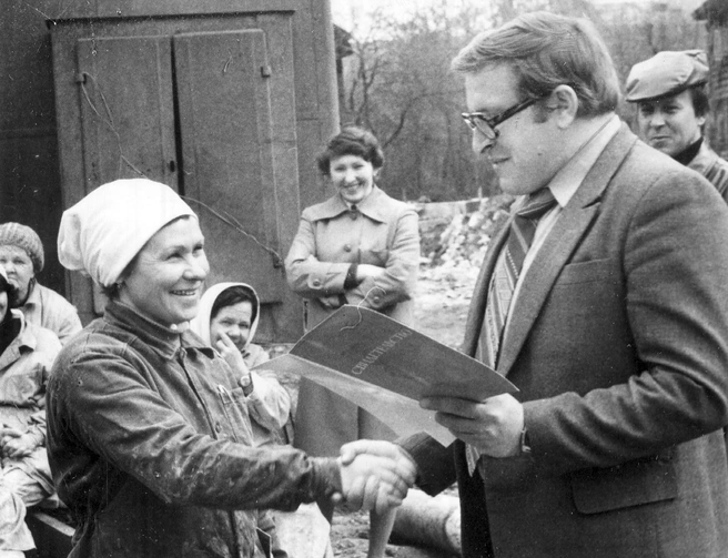 Председатель объединенного профкома треста КПД Каширин В. С. вручает Евдокимовой Л. С. , бригадиру отделочников СМУ-2, свидетельство о присвоении звания «Лучший бригадир области», 1983 г. | Источник: Государственный архив Пермского края