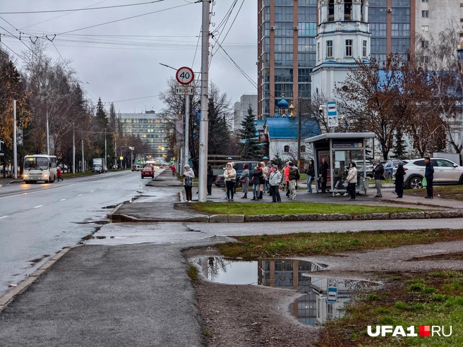 Стоят с утра пораньше, ждут автобус | Источник: Булат Салихов / UFA1.RU