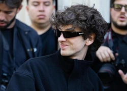 Марк Эйдельштейн, Белла Хадид и Charli XCX в весенней кампании Saint Laurent