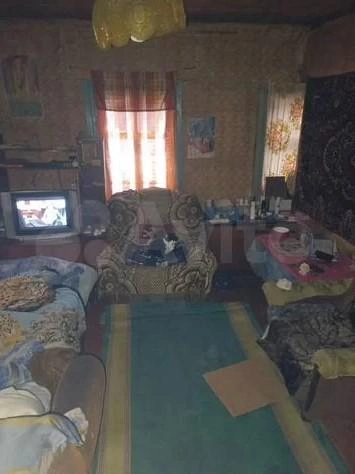 В доме есть мебель и телевизор | Источник: Avito.ru