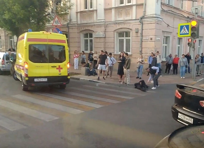 Появилось видео с места серьезной аварии на перекрестке улиц Ленина и Свободы | ya62.ru