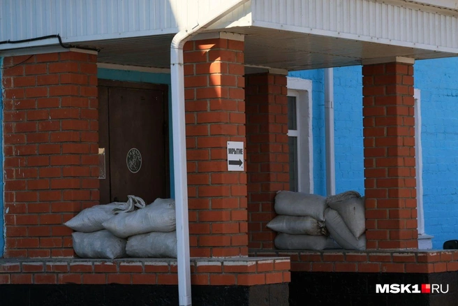 Здание администрации колонии укреплено мешками с песком | Источник: Артем Устюжанин / MSK1.RU