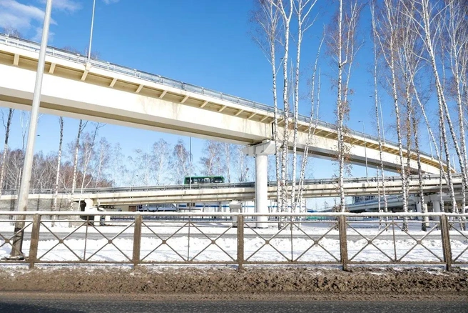 Такой третий уровень видят водители, проезжающие по Дружбы. Это единственная такая развязка в городе  | Источник: Александр Петровский / 72.RU