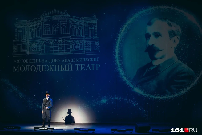 На сцене актеры Молодежного театра | Источник: Евгений Вдовин / 161.RU