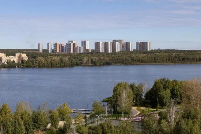 Из окон однокомнатной квартиры на 21-м этаже открывается вид на водную гладь | Источник: «Атлас Девелопмент»