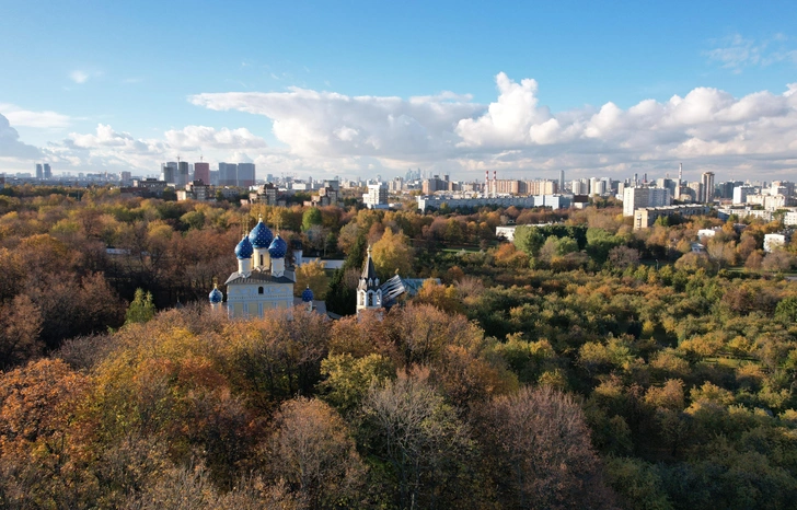 Вид на парковую территорию с Казанской церковью.