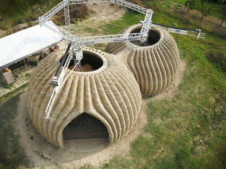 Итальянская фирма WASP (World s Advanced Saving Project) завершила этап печати несущей конструкции TECLA. Это первая полностью напечатанная на 3D-принтере конструкция, основанная на натуральных материалах и созданная с помощью нескольких одновременно работающих 3D-принтеров. Проект домов вдохновлен осиными гнездами, 2021 г. | Источник: Photo News/Legion Media