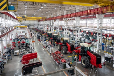 Производство тракторов в России упало вдвое