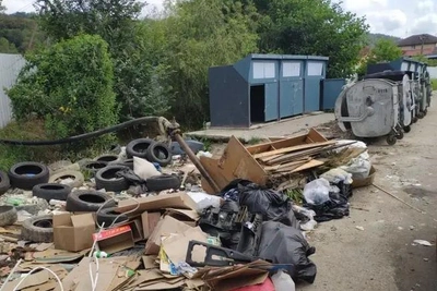 Сочинца поймали за сброс строительного мусора в контейнеры ТБО