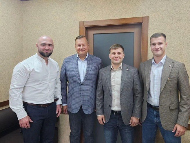 Андрей Любавский (второй слева) перешёл в Заксобрание из горсовета. Его соратники получили несколько мандатов в Совете депутатов | Источник: Андрей Любавский / vk.com