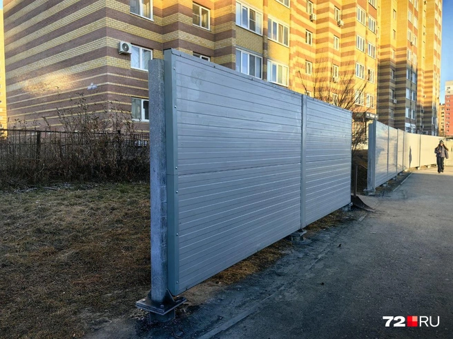 Из-за дорожки, ведущей к остановке, забор в этом месте не сплошной  | Источник: Павел Красоткин / 72.RU 