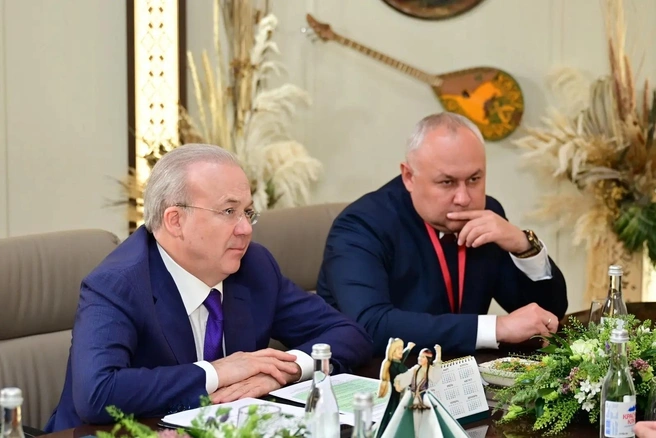 Андрей Назаров (слева) уступает место Александру Шельдяеву (справа) | Источник: Александр Шельдяев / Vk.ru