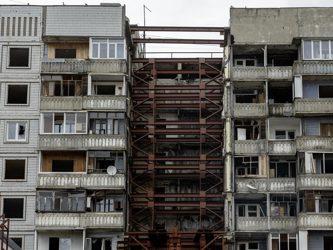 Взрыв случился в квартире на втором этаже дома. Выжившая хозяйка жилья на первом этаже позже рассказывала, как выбегала с малышом на улицу, когда всё случилось  | Источник: Александр Куренной / 76.RU