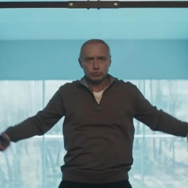 Источник: кадр из фильма «Кремлевский волшебник» (2025)