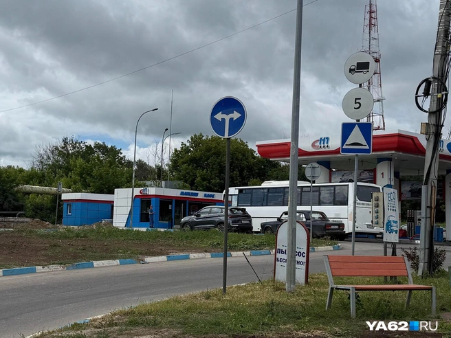 Топливо продают только спецклиентам | Источник: Сергей Петунин / YA62.RU