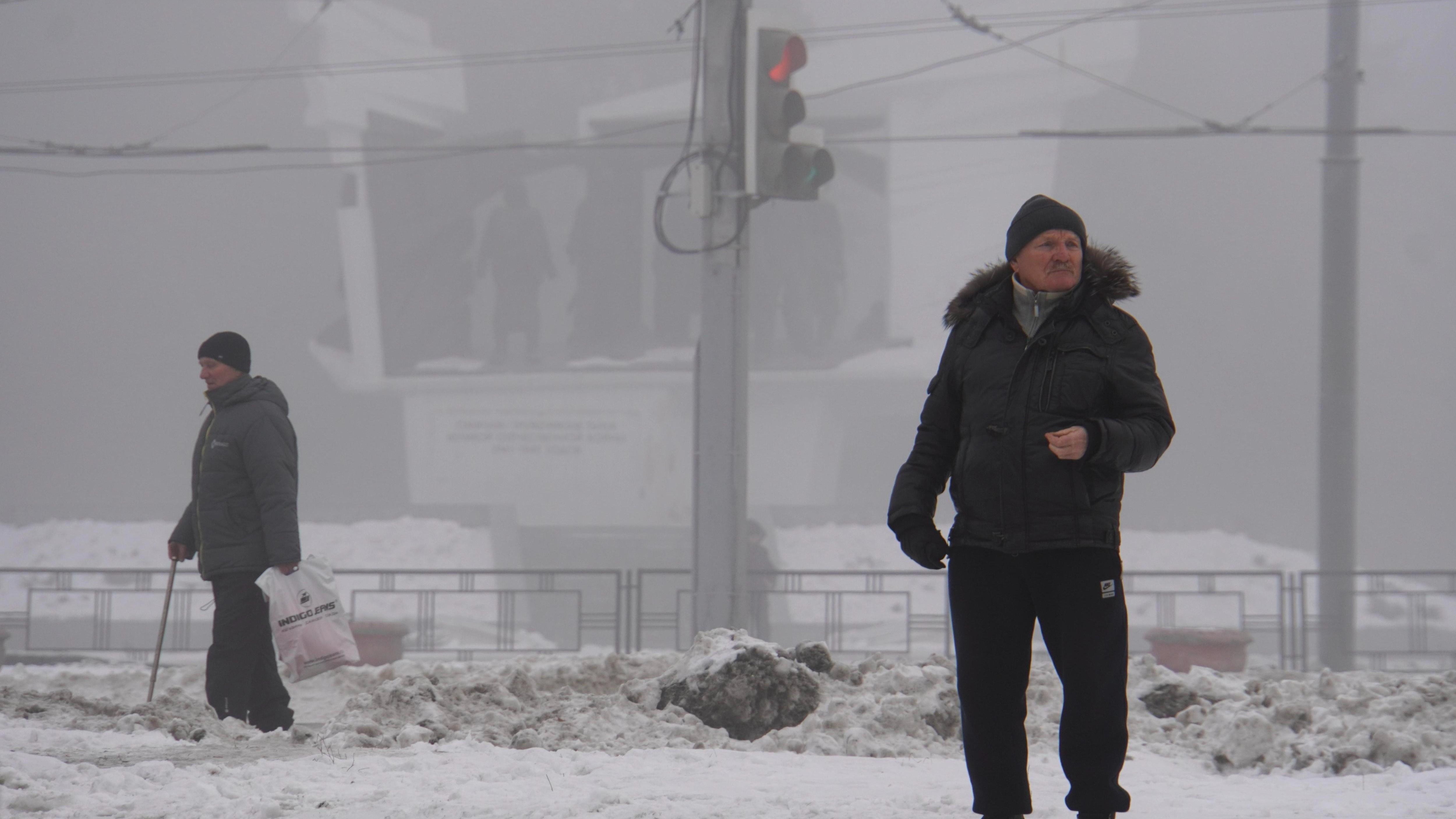 Город утонул в тумане. Показываем фотографии Омска и его жителей в белой пелене