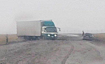 Автомобили застряли | Источник: очевидец