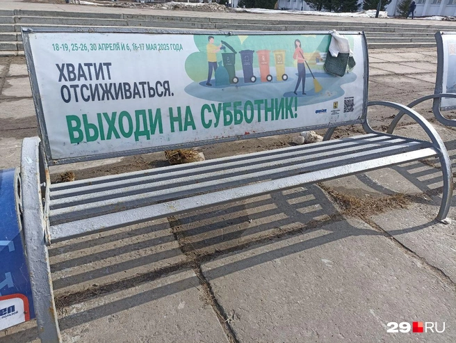 Возле высотки на площади Ленина тоже есть объявления | Источник: Иван Митюшёв