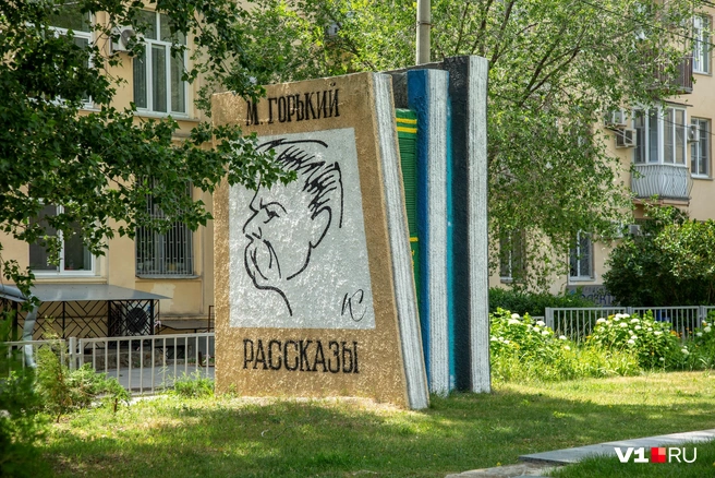 Железобетонные книги, к сожалению, не получится почитать на лавочке под солнцем | Источник: Константин Завриков / V1.RU