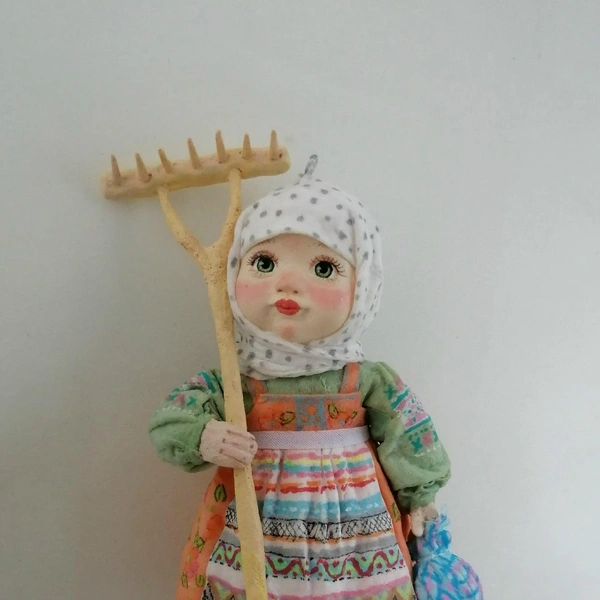 «Прасковьюшка с грабельками» | Источник: «ELKA_VATA» Авторская елочная игрушка / Vk.com