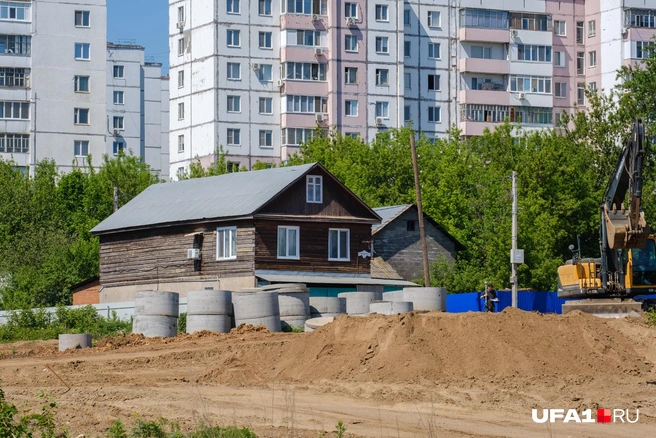 Этот дом стройка не затронула | Источник: Булат Салихов / UFA1.RU