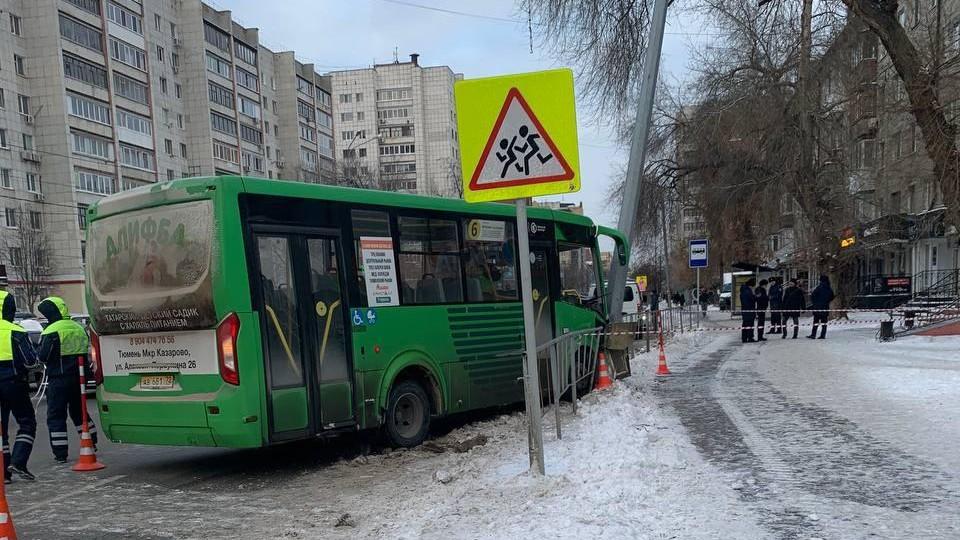 Семь пассажиров автобуса пострадали в ДТП в центре Тюмени