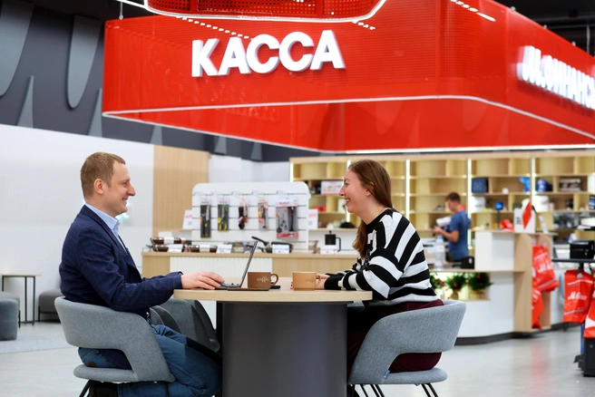 Уникальной для российского ритейла стала зона «М.Кафе», где консультант за чашкой кофе может обсудить покупку с клиентом | Источник: Дарья Драй /&nbsp;«Фонтанка.ру»
