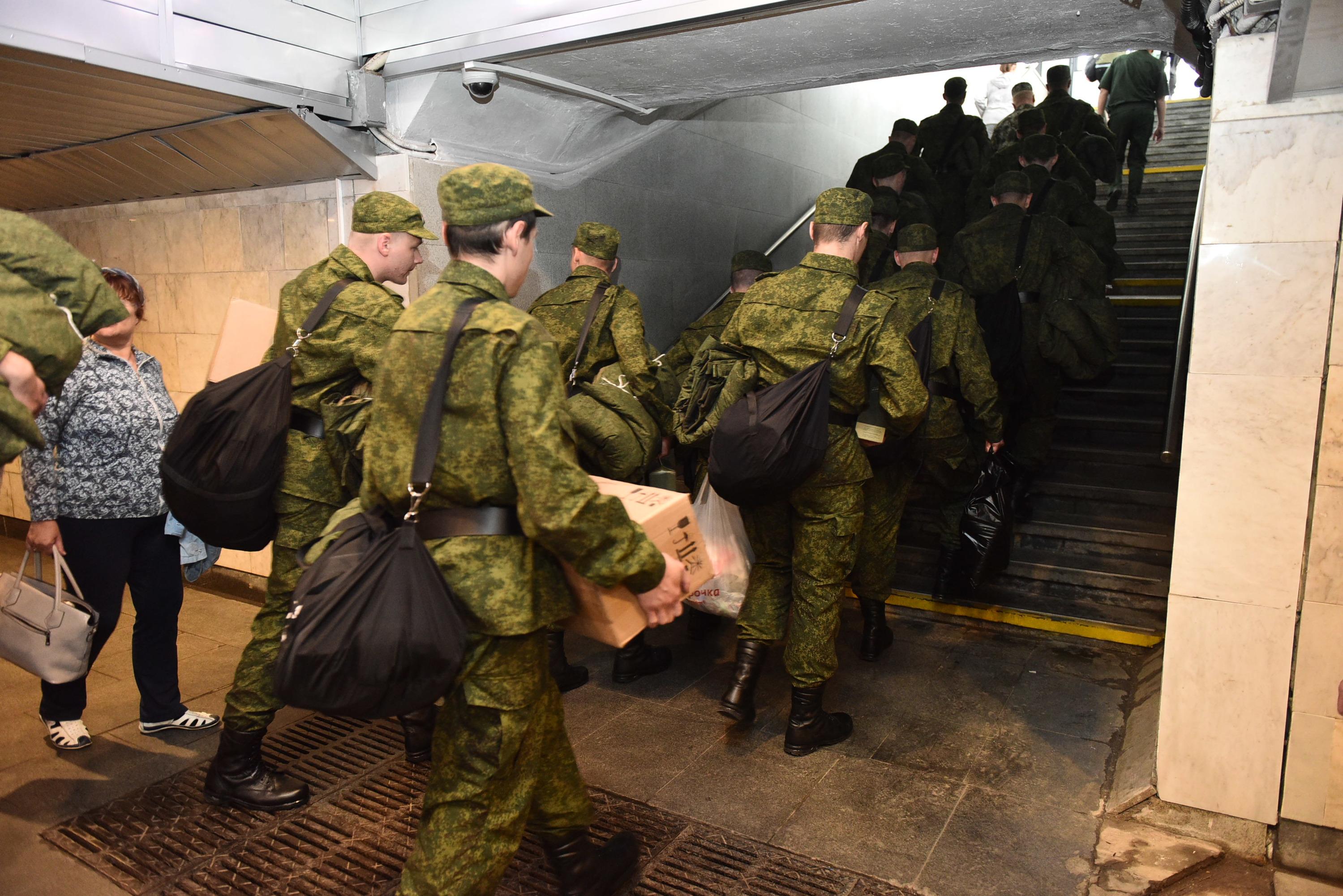 Будет ли мобилизация и кого призовут. Военнослужащие. Российские военные мобилизация. Военная форма солдат по мобилизации. Военный призывной.