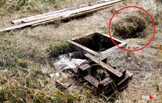 Девочка провалилась не в люк колодца, а в дыру&nbsp;— на фото она обведена красным. В этом месте сгнили деревянные перекрытия. Настил закрывал собой зазор между плитами колодца. Размер ямы оказался достаточным, чтобы туда провалился маленький ребенок | Источник: Михаил Клоц / 59.RU