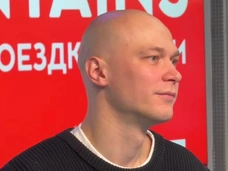 Юра Борисов объяснил теплое отношение Анджелины Джоли к себе: «Мы очень давно знакомы — лет 15»