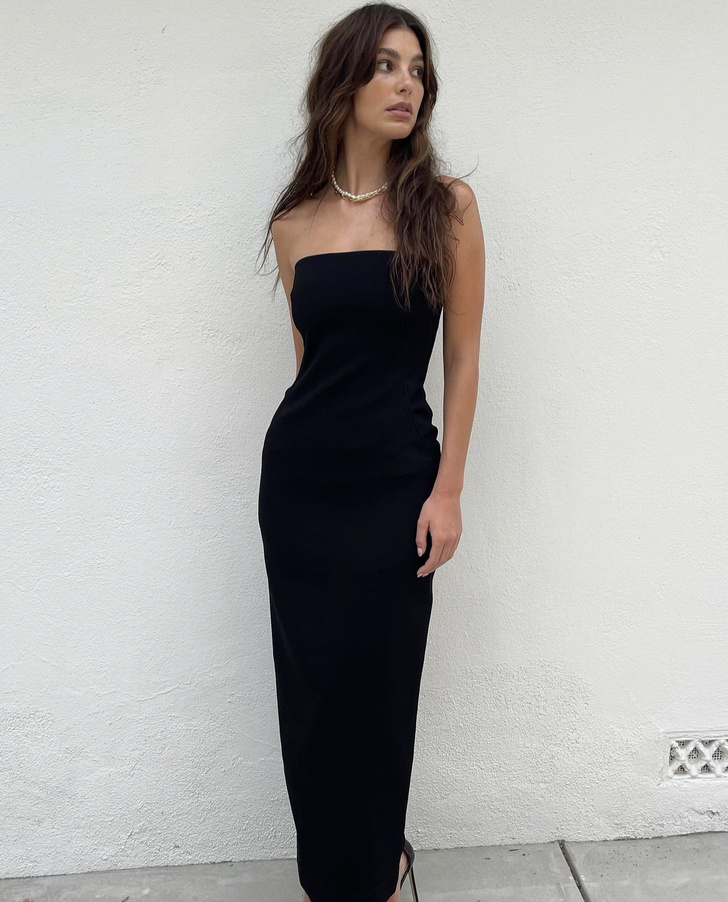 Фото №1 - Идеальное платье-футляр и соболиные брови Камилы Морроне