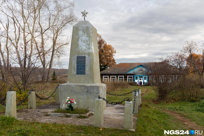На подходе к школе мемориал участников ВОВ | Источник: Мария Ленц / NGS24.RU