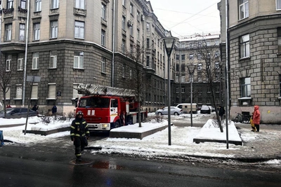 Чудом выживший рабочий повис на проводах в Петербурге