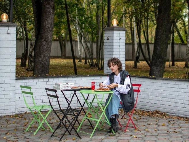 Последние теплые деньки бабьего лета — в шикарном летнике пиццерии | Источник: ООО «АФП»