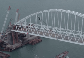 Под аркой Крымского моста прошли первые корабли