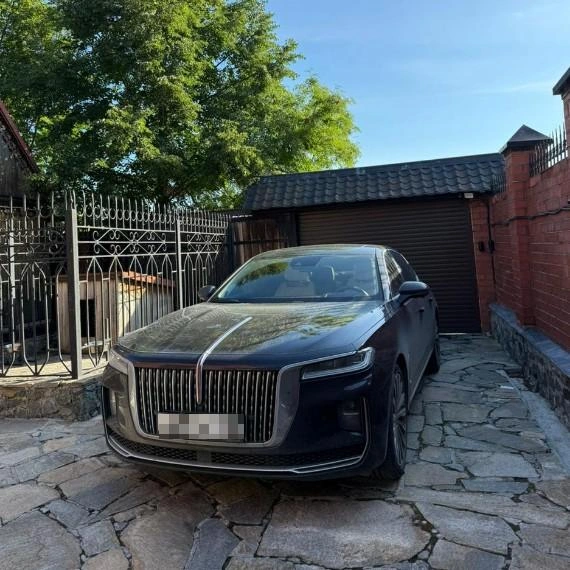 Новенький Hongqi был припаркован у дома одного из фигурантов дела | Источник: УФСБ по Челябинской области