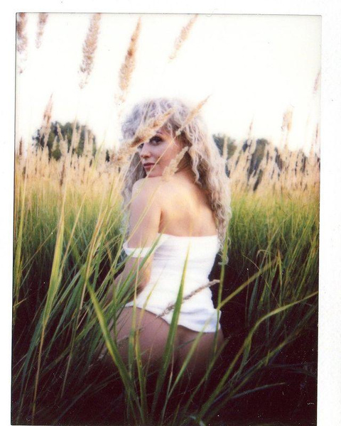 Кристина Асмус выложила фото с голой попой в чистом поле