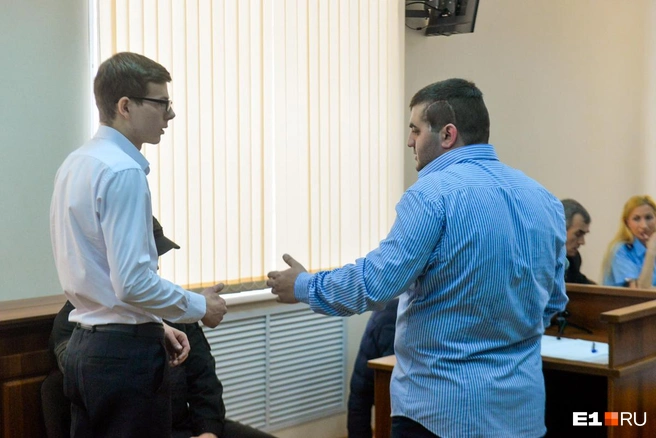 Владислав и Саргис Арутюнян в суде | Источник: Артём Устюжанин / E1.RU