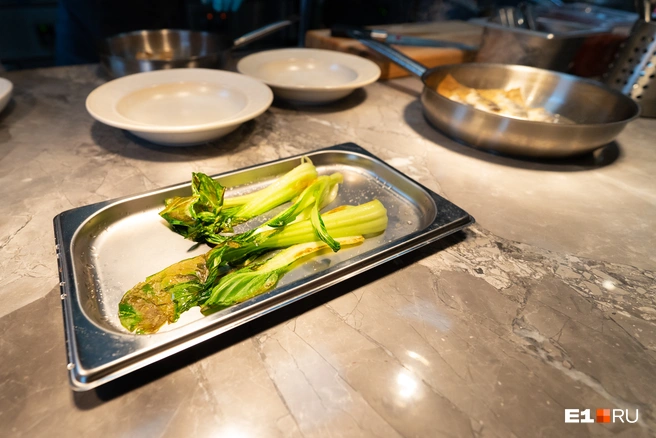 Сельдерей усиливает выведение натрия и воды, снижает задержку жидкости — особенно полезен тем, кто сталкивается с отеками к вечеру или после соленой еды | Источник: Максим Бутусов / E1.RU