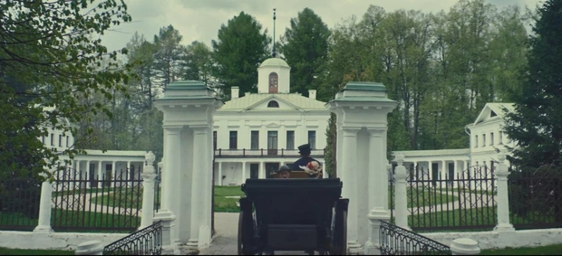 Кадр из сериала и главное здание усадьбы Середниково