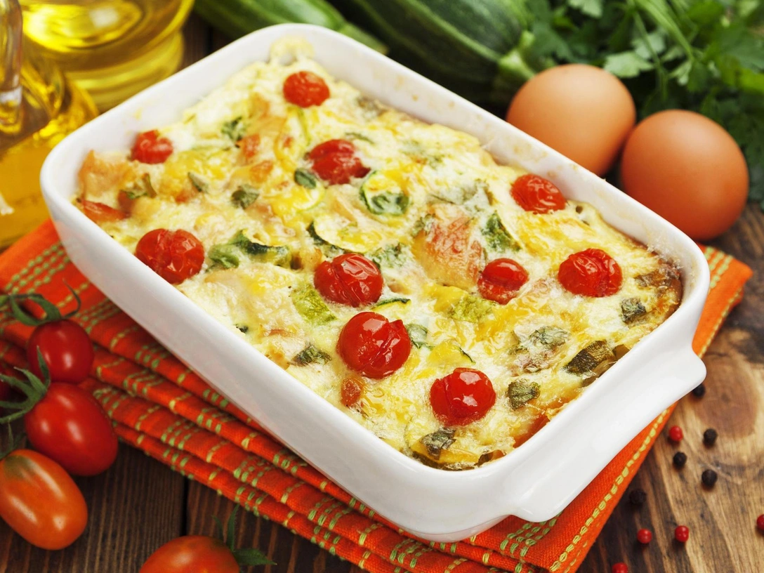 Сытный завтрак: запеченные яйца с фетой и помидорами, которые не отнимут много времени | marieclaire.ru