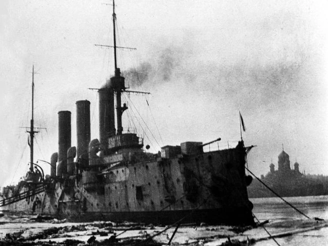 «Аврора» на Неве в 1918 году — уже без боевого значения | Источник: Из фондов ЦВММ
