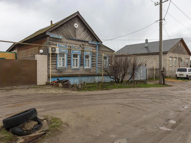 Использованные автомобильные покрышки применяются здесь в качестве элемента ограждения. | Источник: Константин Завриков / V1.RU