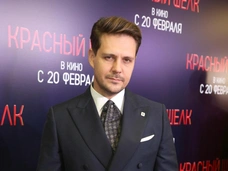 Милош Бикович танцует с годовалым сыном у бассейна, разводящийся Мерзликин рыбачит с детьми: соцсети звезд