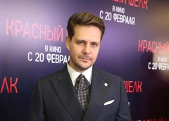 Милош Бикович танцует с годовалым сыном у бассейна, разводящийся Мерзликин рыбачит с детьми: соцсети звезд
