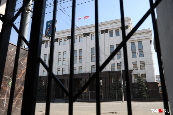 Выходя из двора, попадаешь к региональному правительству | Источник: Михаил Шилкин
