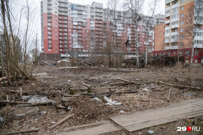 Двор между новостройками в центре Архангельска | Источник: Иван Митюшёв / 29.RU 