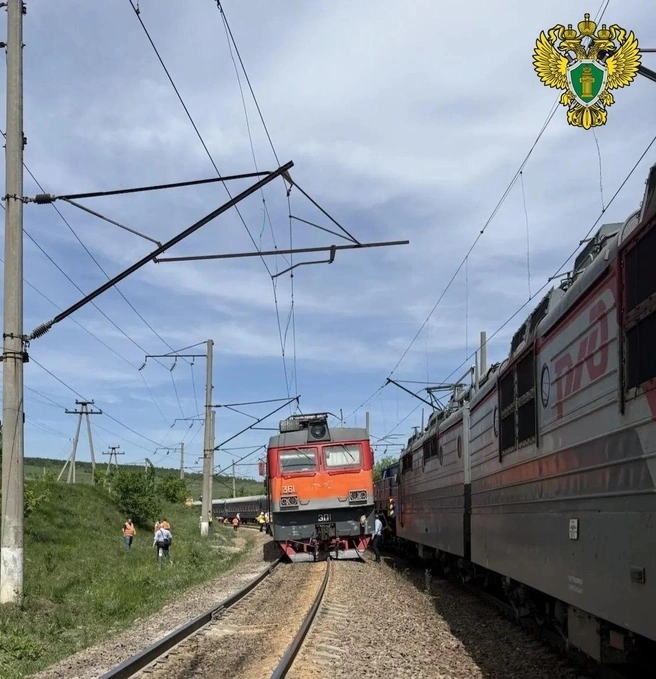Следовавший в Волгоград пассажирский поезд сошел с рельсов в Саратовской области — видео | Источник: Южная транспортная прокуратура